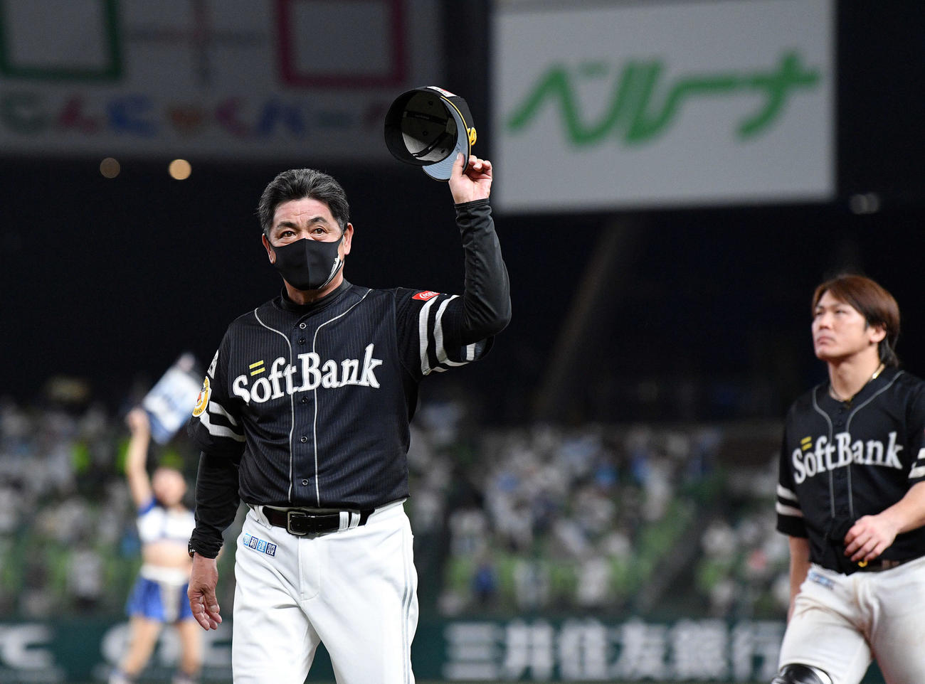 西武対ソフトバンク　メットライフドームでの最終戦を終えファンに手を振るソフトバンク工藤監督（左）（撮影・滝沢徹郎）