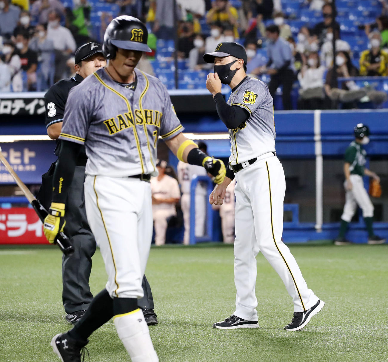 ヤクルト対阪神　7回表を終え選手交代を告げる矢野監督。左は満塁機に三振してベンチへ引き揚げる糸井（撮影・加藤哉）