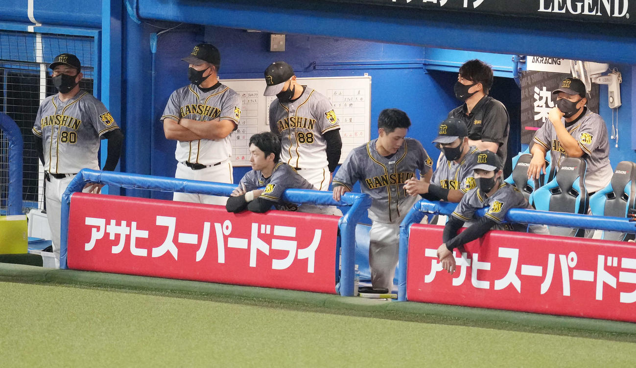 ヤクルト対阪神　9回表、ベンチでうつむく阪神矢野監督（左から4人目）（撮影・鈴木みどり）
