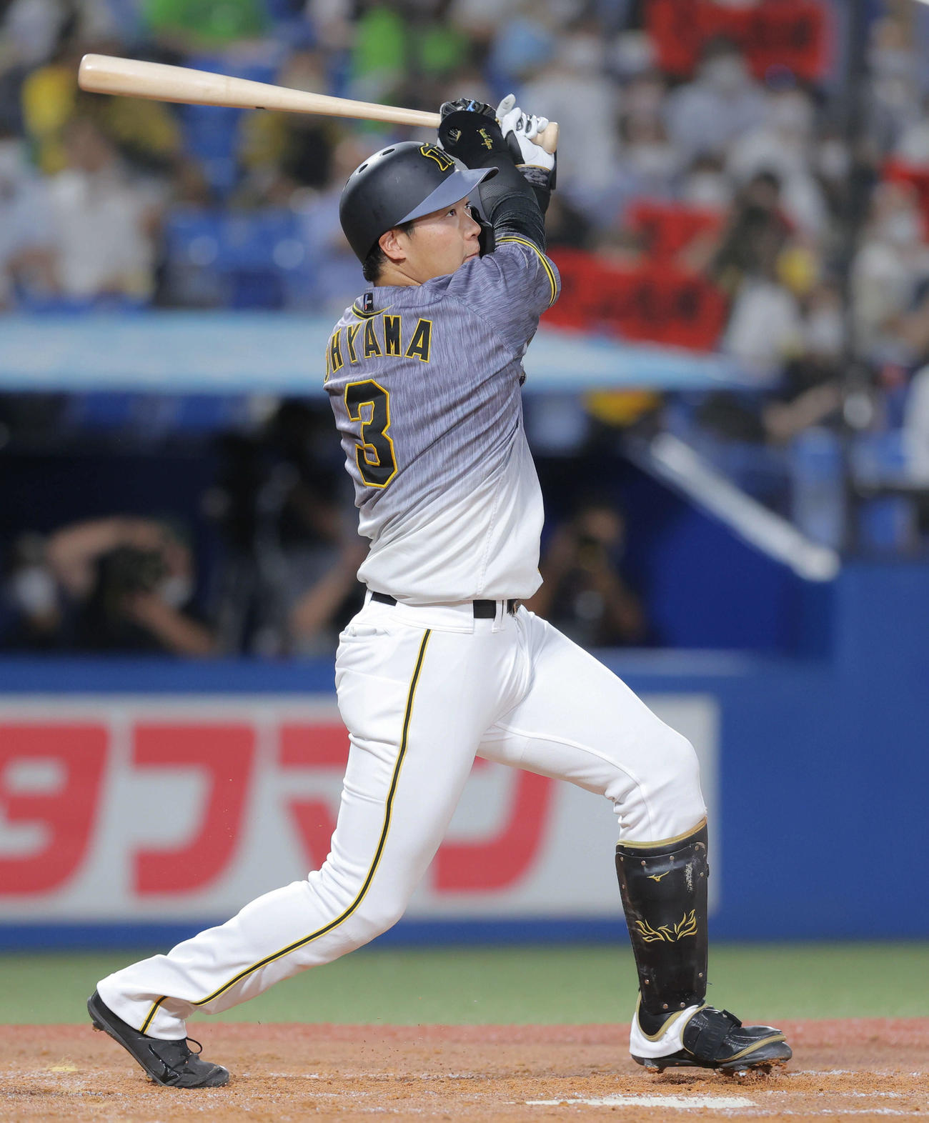 ヤクルト対阪神　4回表阪神2死、右越えソロ本塁打を放つ大山（撮影・河田真司）