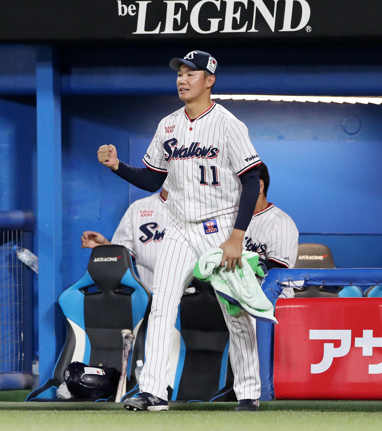 ヤクルト対阪神　7回表阪神2死満塁、降板した奥川はベンチで代打糸井の三振を見届けガッツポーズを見せる（撮影・加藤哉）