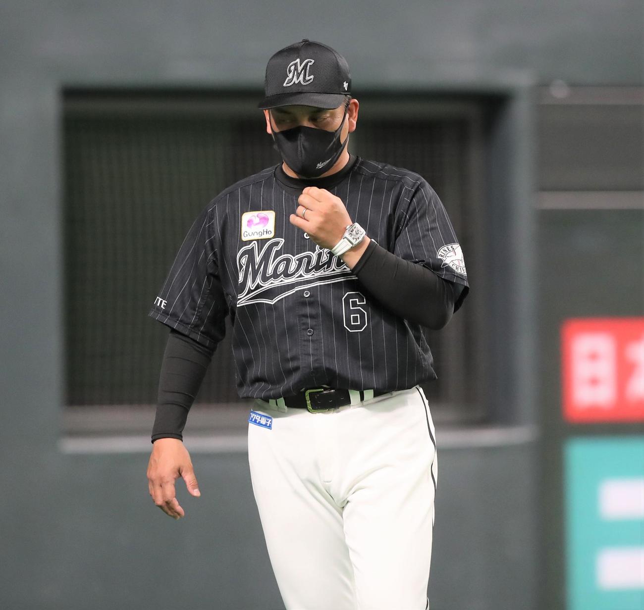 日本ハム対ロッテ　渋い表情で選手交代を告げる井口監督（撮影・黒川智章）