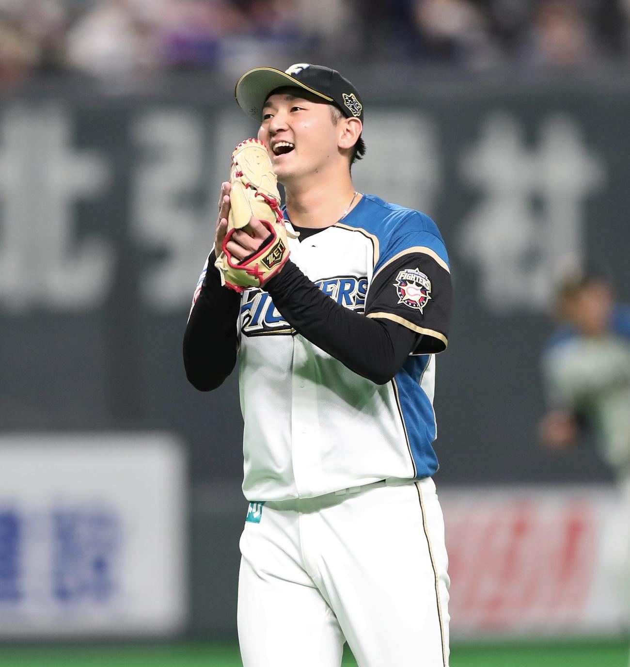 日本ハム対ロッテ　4回表、打者を3人で抑え笑顔の立野（撮影・黒川智章）