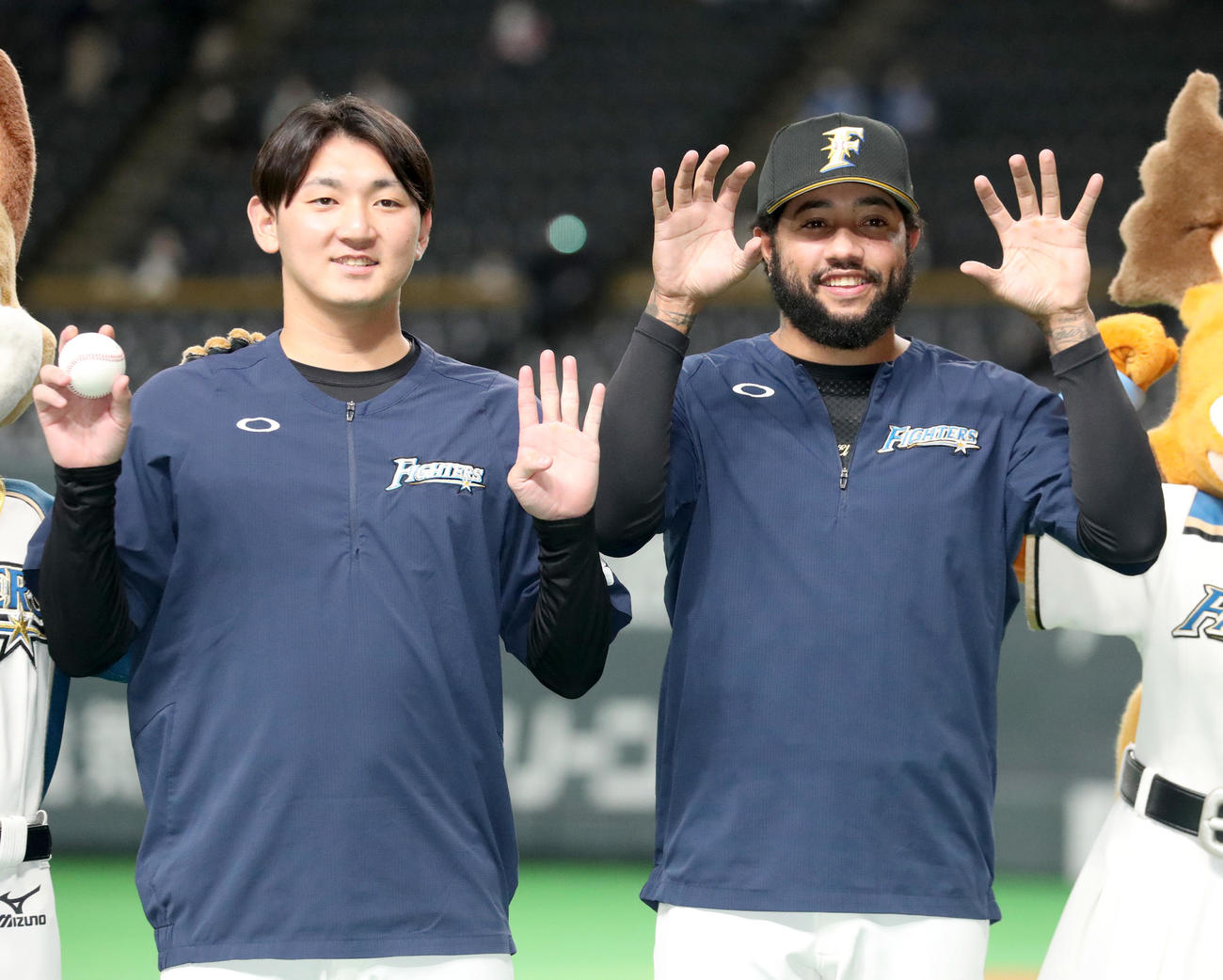 日本ハム対ロッテ　勝利し記念撮影に応じる日本ハム立野（左）とR・ロドリゲス（撮影・佐藤翔太）