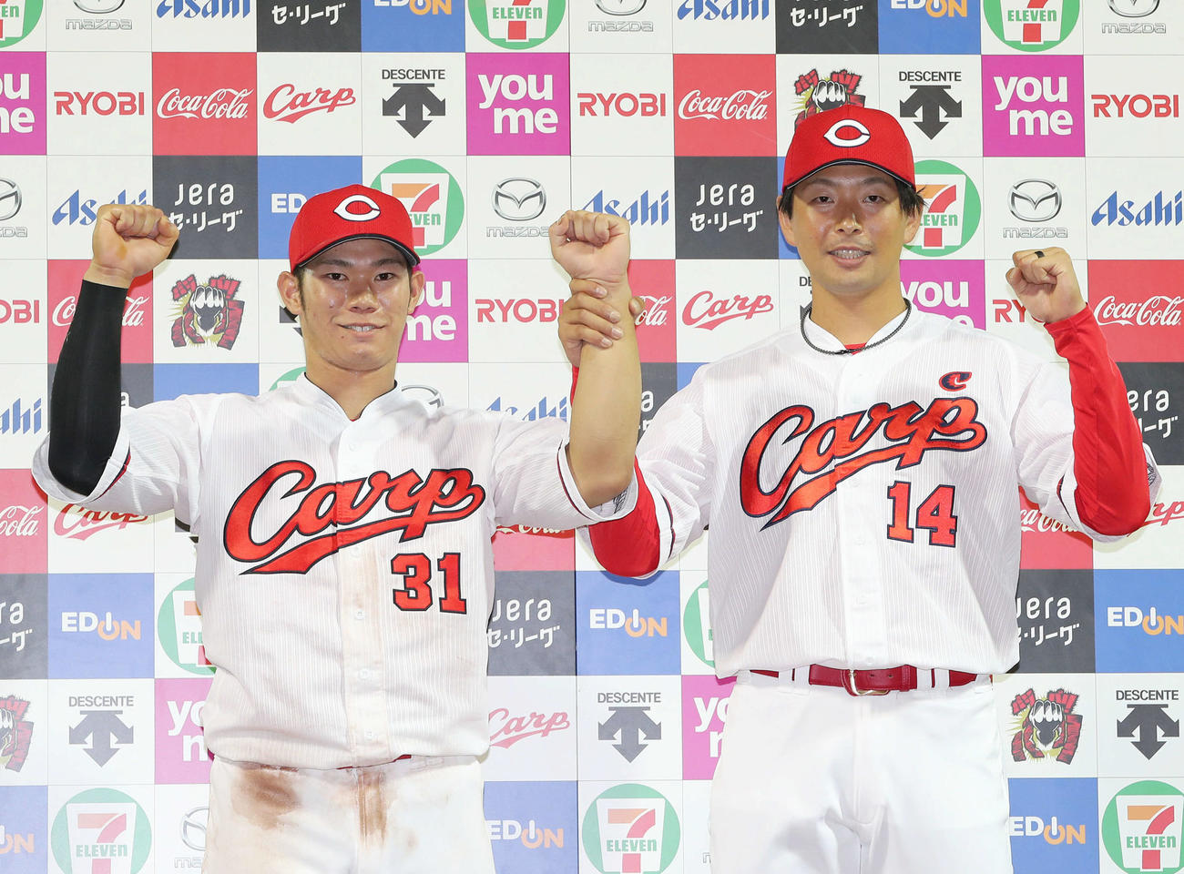 広島対巨人　ファンの声援に応える大瀬良（右）と坂倉（左）