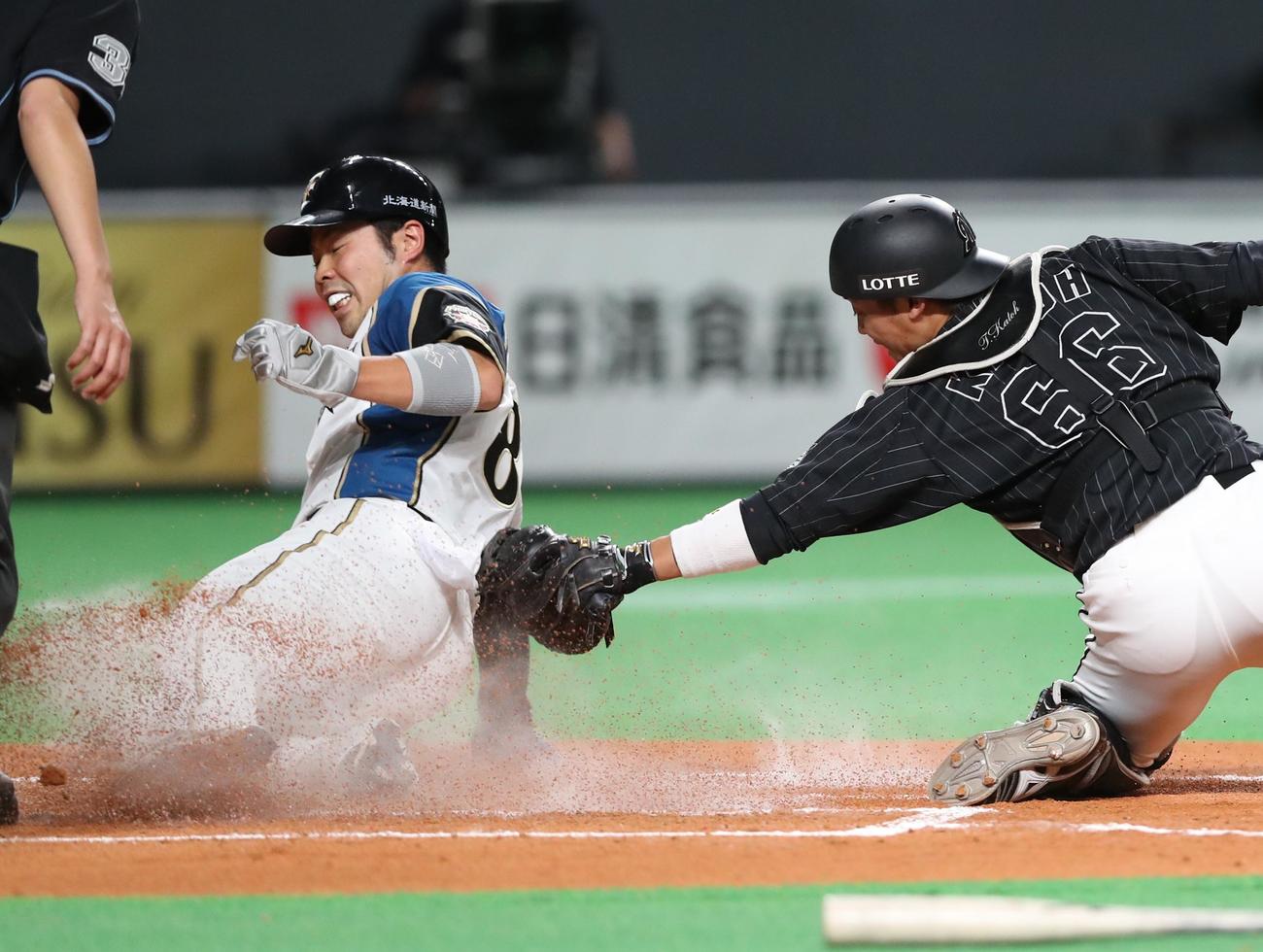 日本ハム対ロッテ　2回裏日本ハム無死一、三塁、浅間の中犠飛でタッチアップする近藤。捕手加藤（撮影・黒川智章）