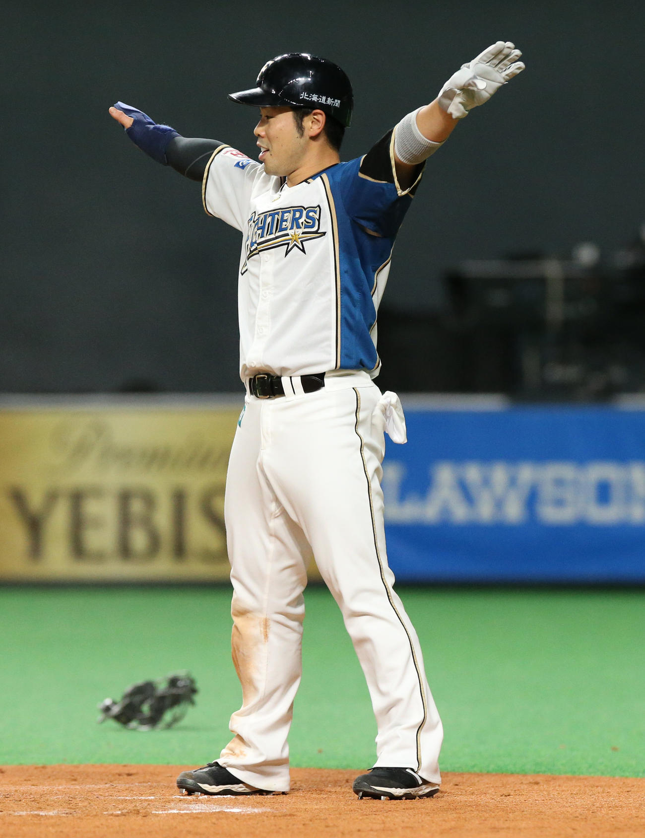 日本ハム対ロッテ　2回裏日本ハム無死一、三塁、浅間の中犠飛で生還しアピールする三塁走者の近藤（撮影・佐藤翔太）