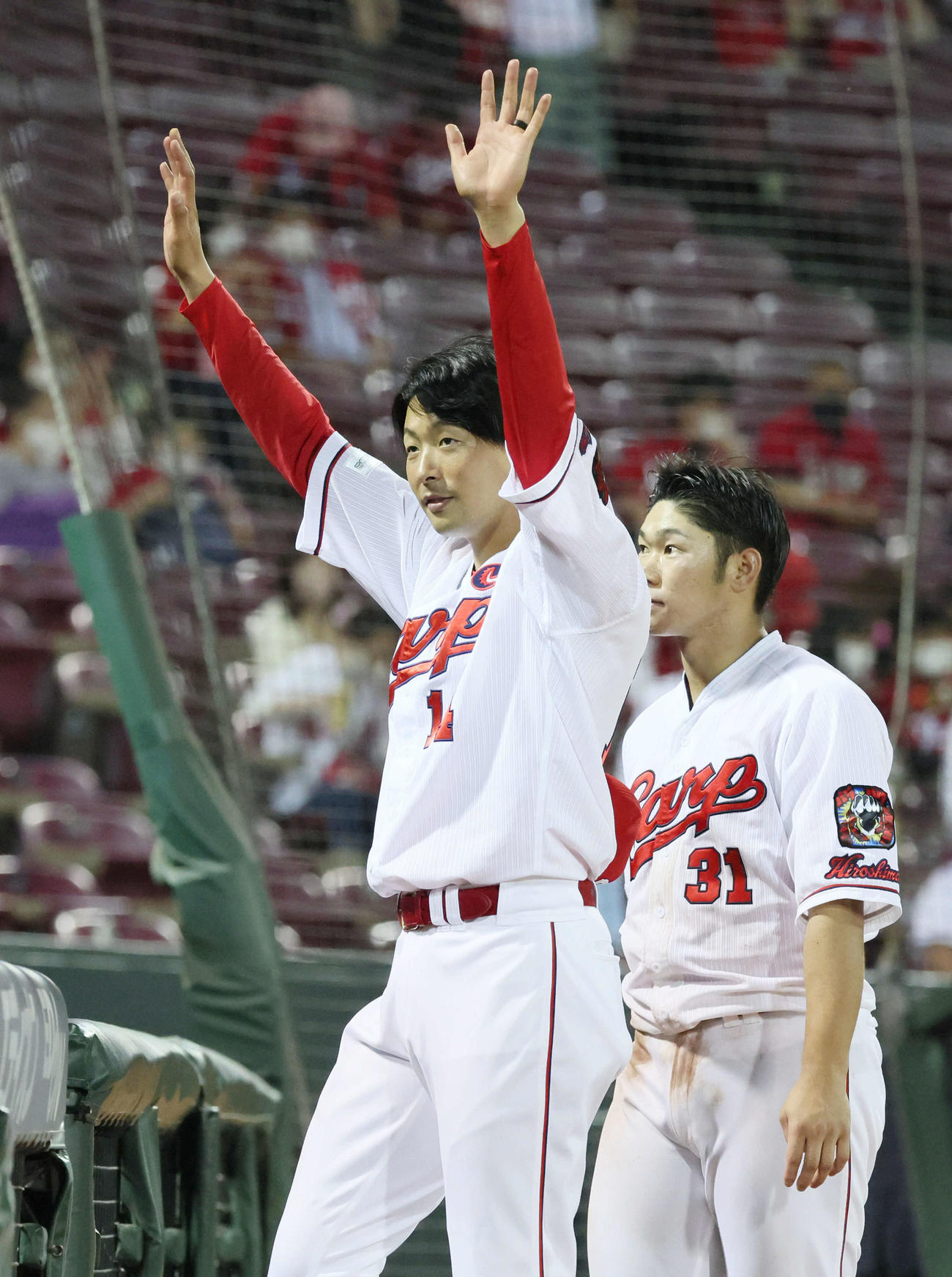 広島対巨人　ファンの声援に応える大瀬良（左）と坂倉（右）（撮影・加藤孝規）
