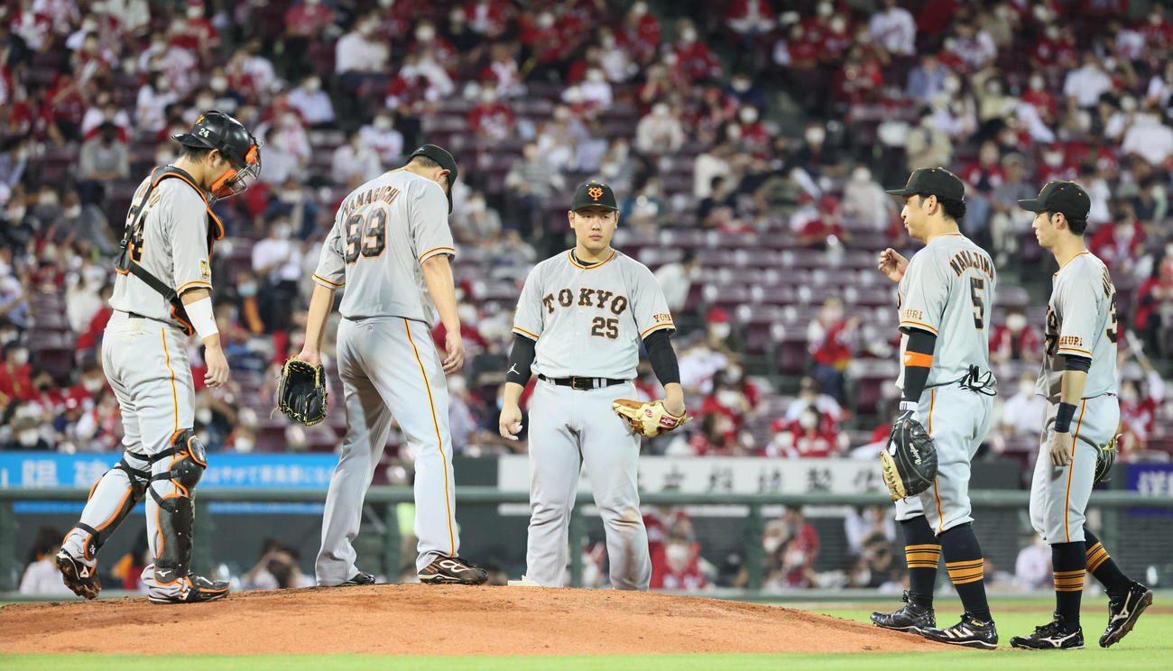 広島対巨人　5回裏広島1死満塁、坂倉に勝ち越し中前2点適時打を打たれ、マウンドに集まる巨人ナイン。左から2人目は山口（撮影・加藤孝規）