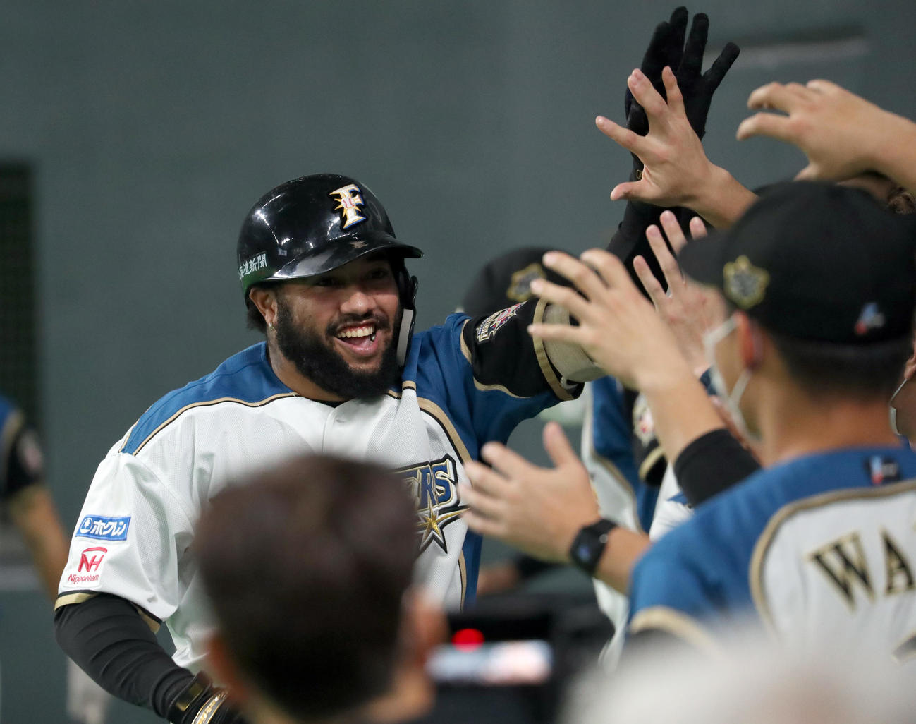 日本ハム対ロッテ　4回裏日本ハム1死、R・ロドリゲスは左越え本塁打を放ちチームメートに出迎えられる（撮影・佐藤翔太）