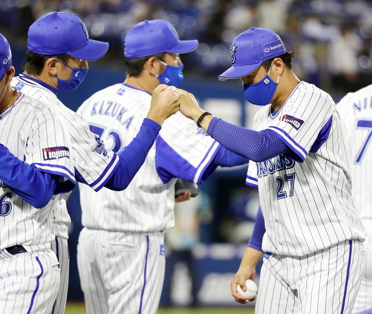 DeNA対中日　試合後、三浦監督（左）とタッチを交わす上茶谷（撮影・狩俣裕三）