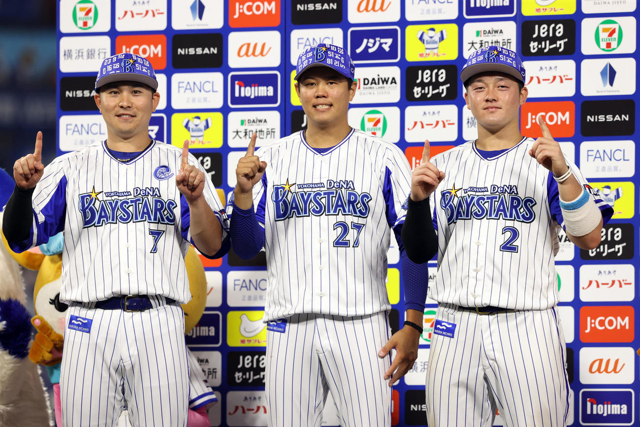 DeNA対中日　ヒーローインタビュー後、記念撮影する、左から佐野、上茶谷、牧（撮影・狩俣裕三）