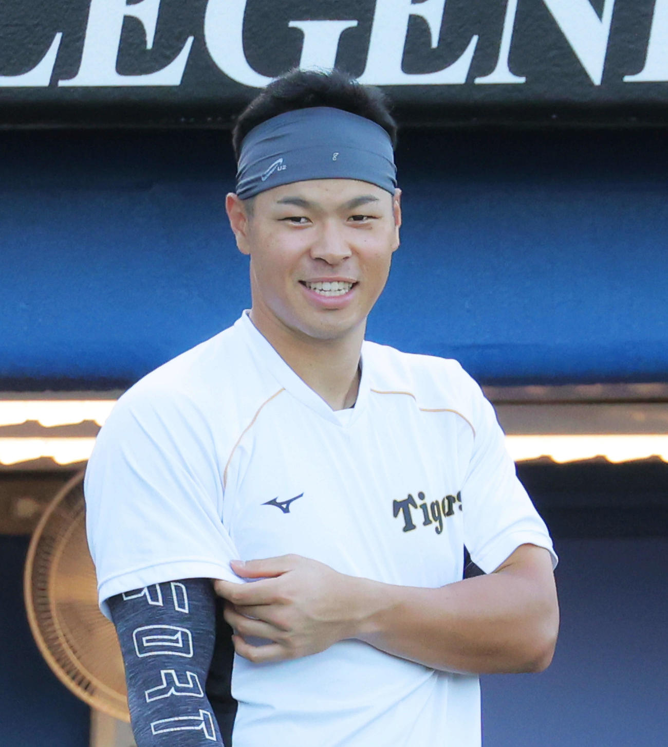 ヤクルト対阪神　試合前練習、笑顔を見せる阪神佐藤輝（撮影・河田真司）