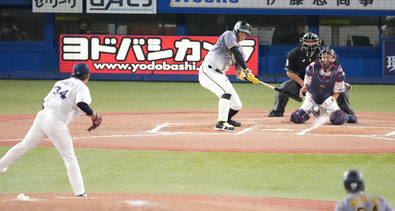 ヤクルト対阪神　7回表阪神2死満塁、空振り三振に倒れる代打糸井。投手田口（撮影・鈴木みどり）