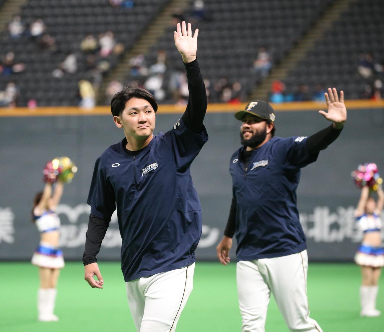 日本ハム対ロッテ　スタンドのファンに手を振る立野（左）とR・ロドリゲス（撮影・黒川智章）