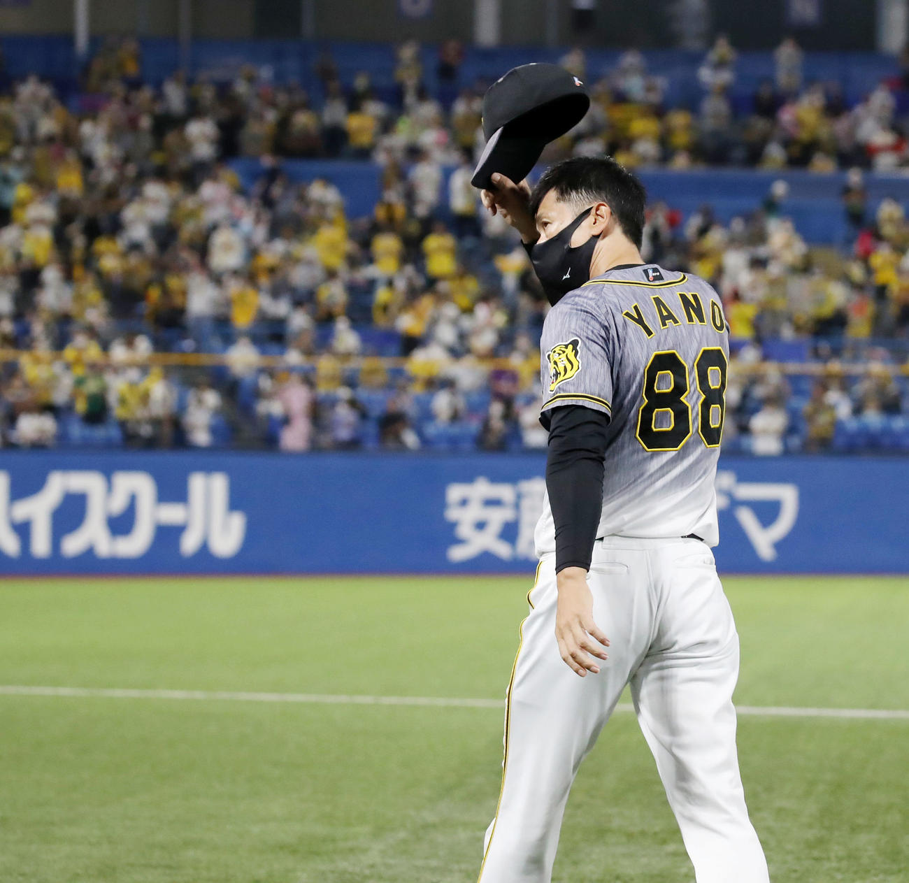 ヤクルト対阪神　ヤクルトに勝利しスタンドにあいさつする矢野監督（撮影・加藤哉）