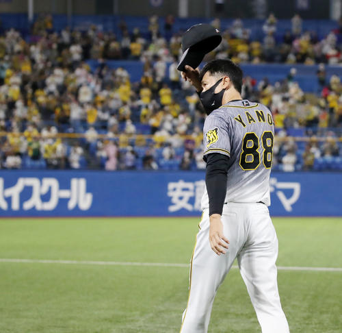 ヤクルト対阪神　ヤクルトに勝利しスタンドにあいさつする矢野監督（撮影・加藤哉）