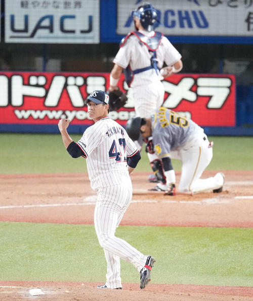 ヤクルト対阪神　5回表阪神2死、中野を空振り三振に仕留めガッツポーズする高橋（撮影・鈴木みどり）