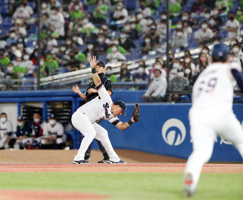 ヤクルト対阪神　7回表阪神1死二塁、島田の右線適時二塁打にグラブを出すオスナ（撮影・加藤哉）