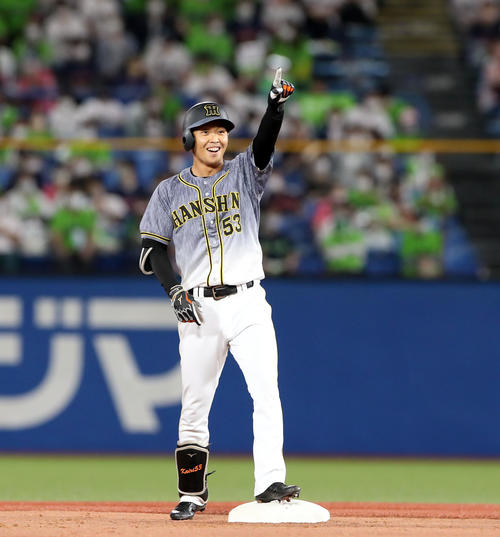 ヤクルト対阪神　7回表阪神1死二塁、島田は右翼線に適時二塁打を放ちベンチに向かって喜びを表す（撮影・加藤哉）