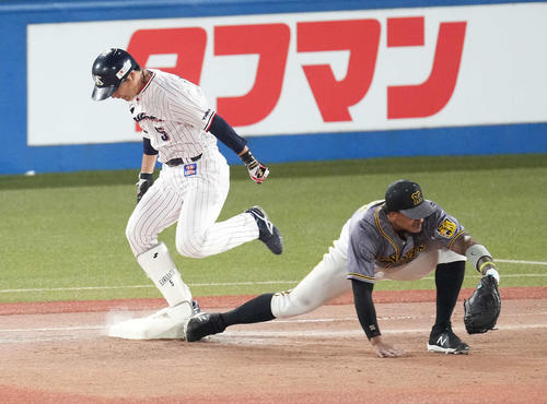 ヤクルト対阪神　9回裏ヤクルト無死、内野安打を放ち一塁へ駆け込む代打川端。一塁手マルテ（撮影・鈴木みどり）