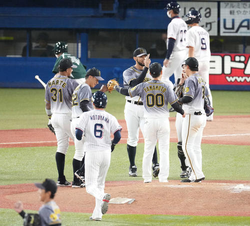 ヤクルト対阪神　ヤクルトに勝利しタッチを交わすスアレス（中央）ら阪神ナイン（撮影・鈴木みどり）