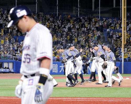 ヤクルト対阪神　最終打者の村上を投ゴロに抑えヤクルトに勝利する阪神（撮影・河田真司）