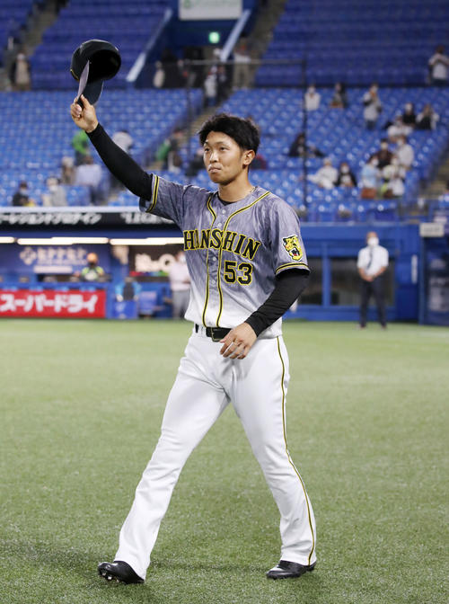 ヤクルト対阪神　ヒーローインタビューを終えスタンドにあいさつする島田（撮影・加藤哉）