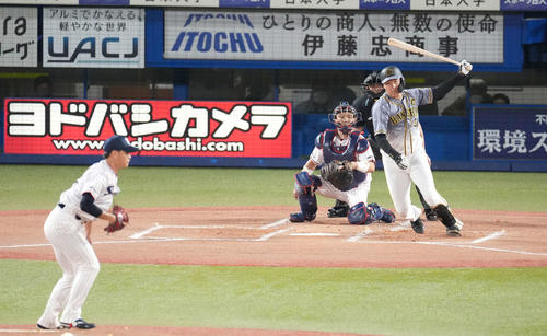 ヤクルト対阪神　1回表阪神1死一、二塁、先制の左前適時打を放つ大山。投手高橋（撮影・鈴木みどり）