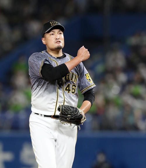 ヤクルト対阪神　2回裏ヤクルト2死一、三塁、秋山拓巳は塩見泰隆を三振に仕留めグラブを叩き気合いのこもった表情を見せる（撮影・加藤哉）