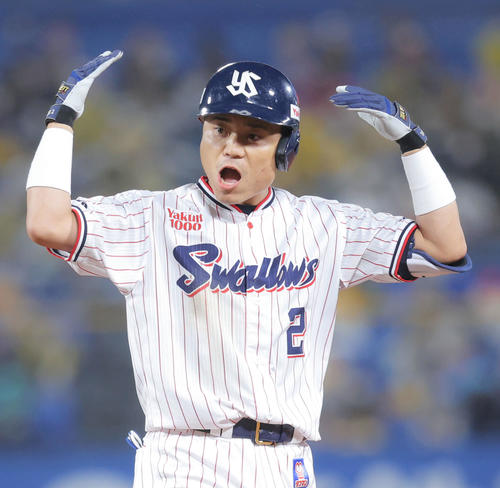 ヤクルト対阪神　3回裏ヤクルト2死一、二塁、中前同点適時打を放ち雄たけびを上げる中村（撮影・河田真司）