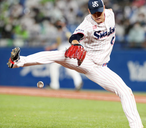 ヤクルト対阪神　4回表阪神無死一、二塁、高橋は小野寺のバントした打球を捕球に向かったがファウルラインを越えたのを判断し触らずよける（撮影・加藤哉）