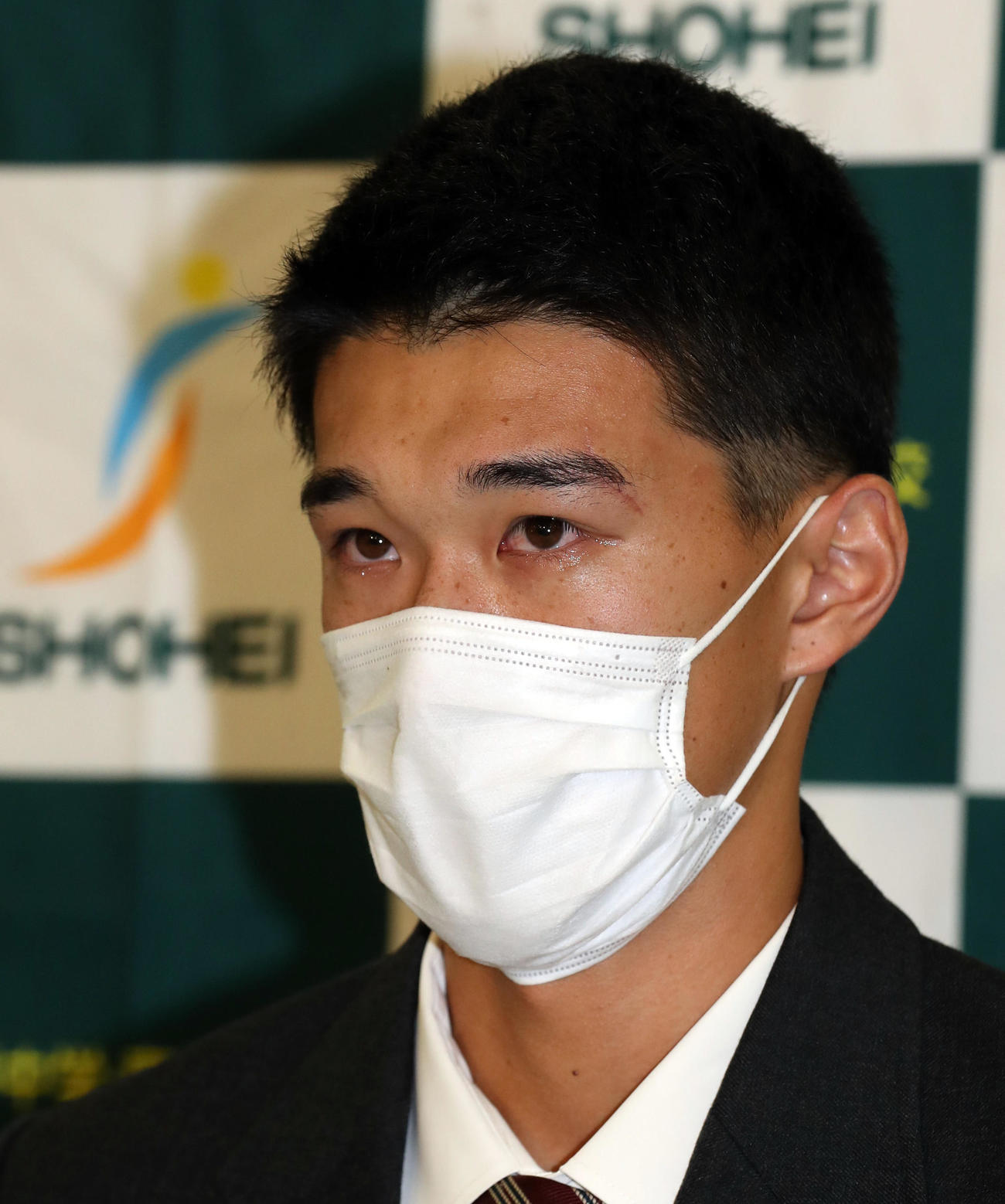 楽天ドラフト1位で指名され、涙で目をにじませる昌平・吉野（撮影・狩俣裕三）