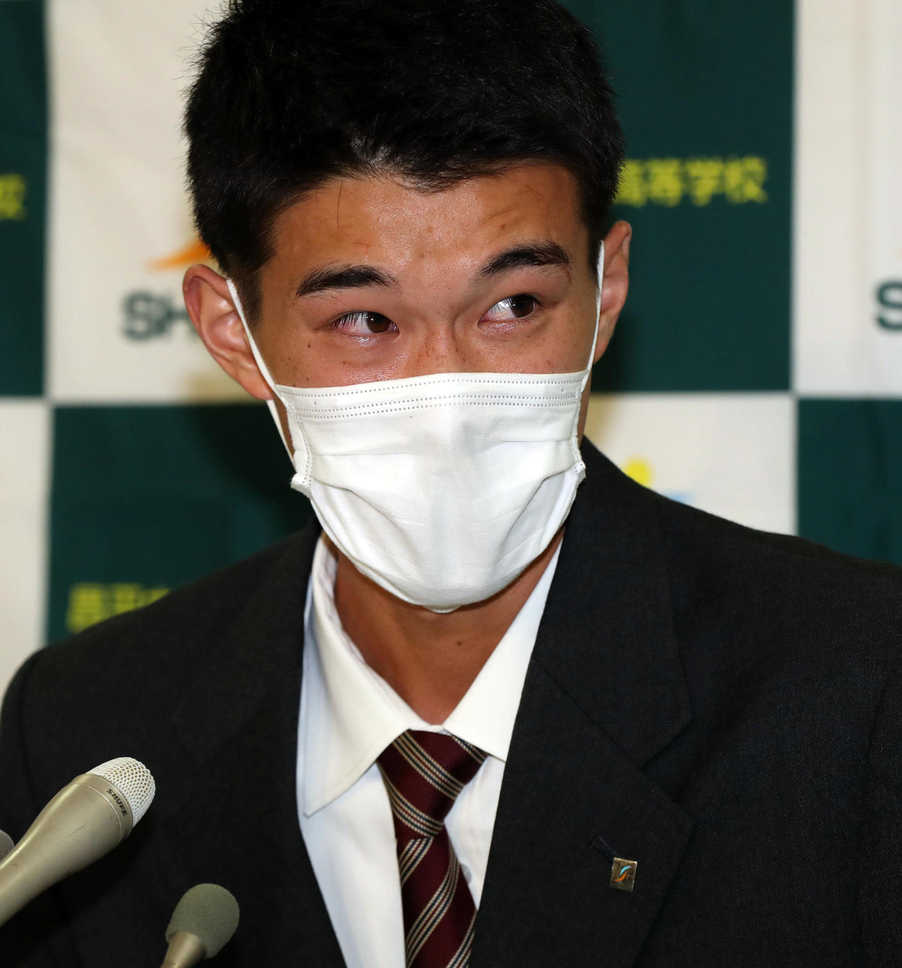 楽天からドラフト1位で指名され、目を潤ませる昌平・吉野（撮影・狩俣裕三）
