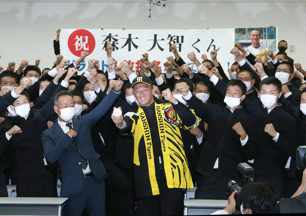 高知・森木（中央）は阪神1位指名を受け、仲間たちとポーズを決める（撮影・上山淳一）