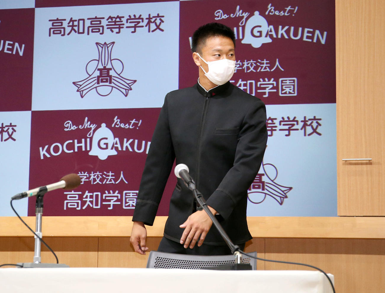 高知の森木は会見場の席の前に立つ（撮影・上山淳一）