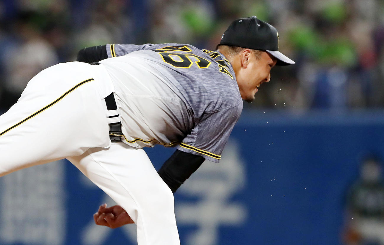 ヤクルト対阪神　汗を飛ばしながら力投する秋山（撮影・加藤哉）
