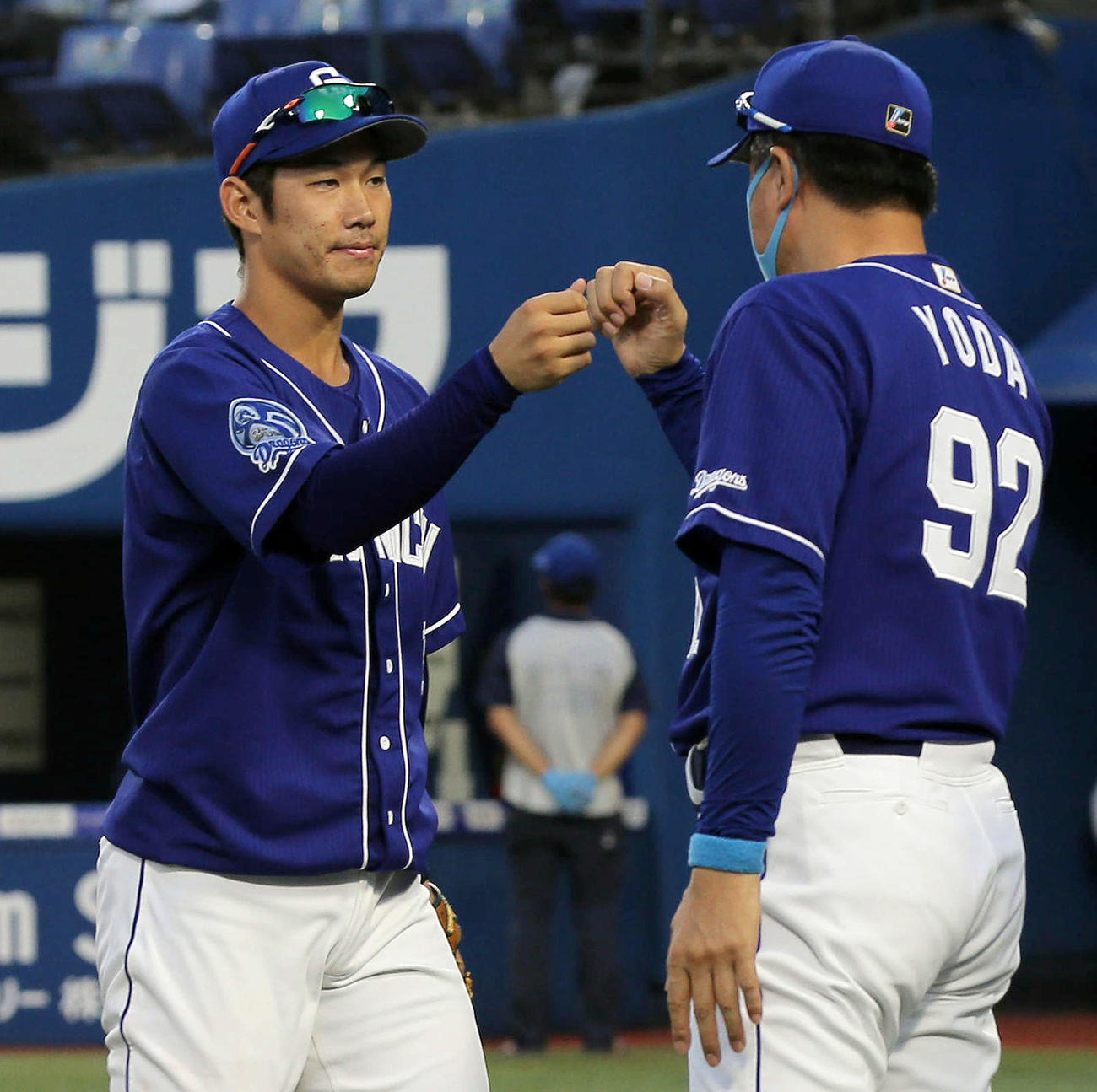 DeNA対中日　DeNAに勝利し、中日与田監督（右）とグータッチする決勝打の京田（撮影・松本俊）
