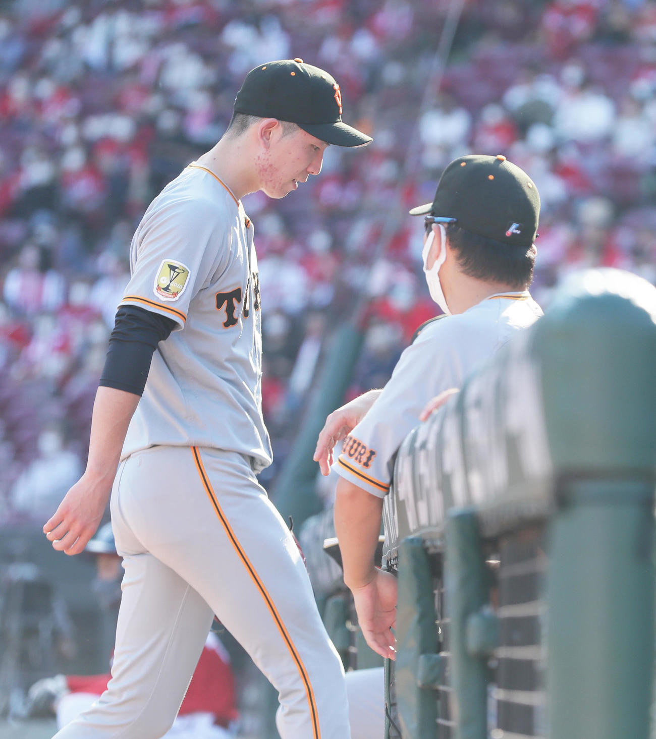 広島対巨人　4回途中、降板する巨人戸郷（撮影・足立雅史）
