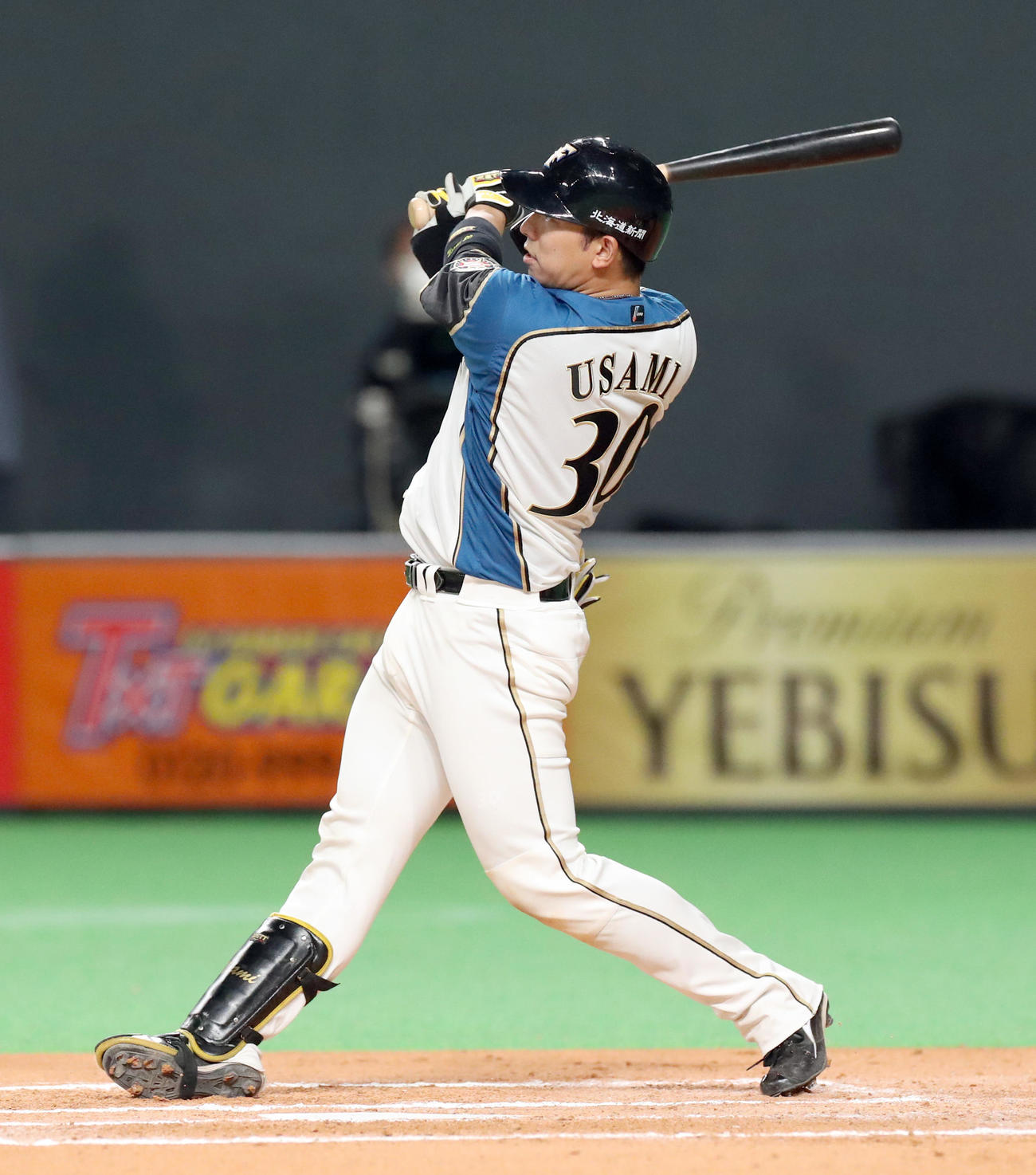 日本ハム対ロッテ　6回裏日本ハム無死、宇佐見は右越え本塁打を放つ（撮影・佐藤翔太）