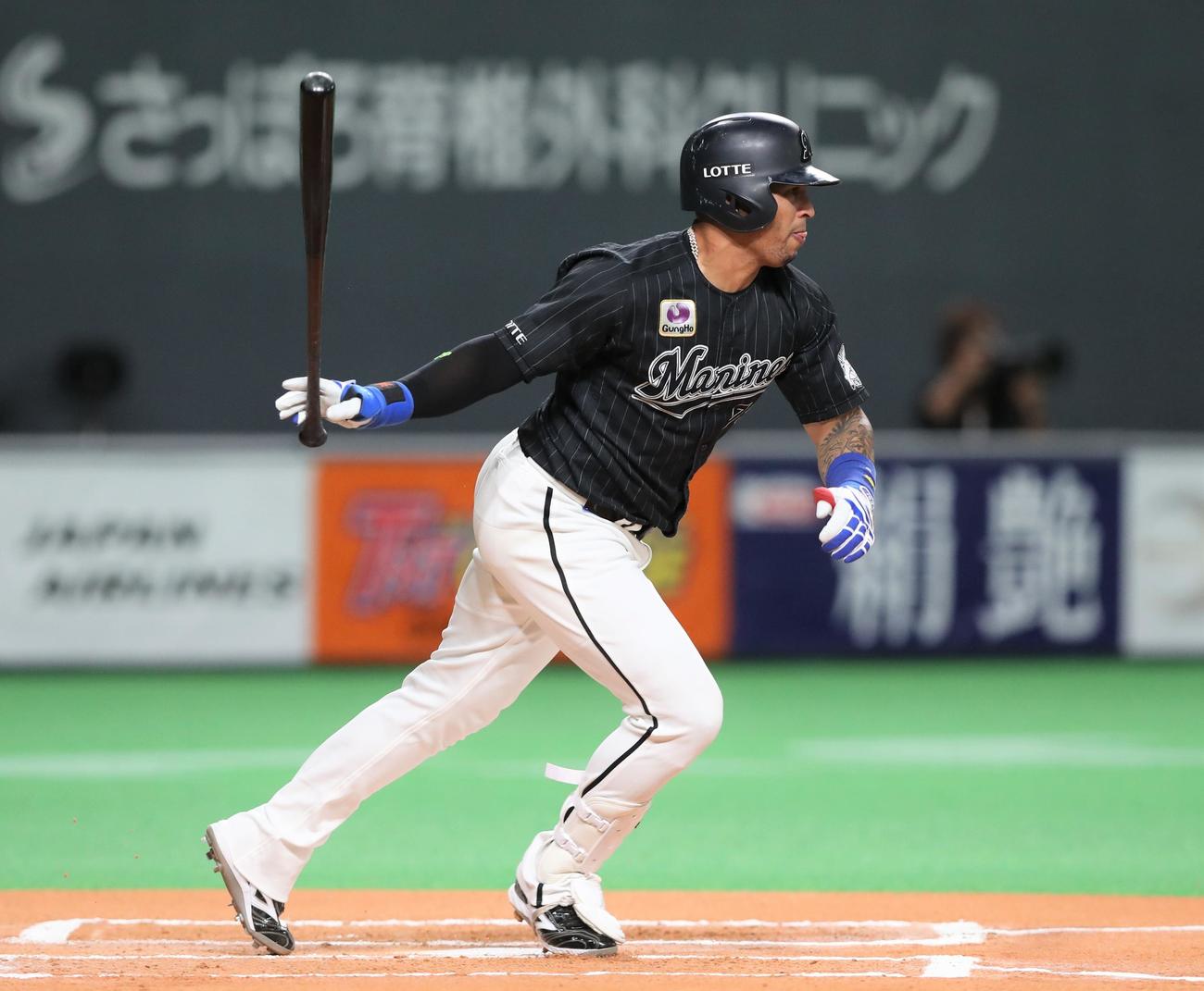 日本ハム対ロッテ　6回表ロッテ無死、右前打を放つマーティン（撮影・黒川智章）