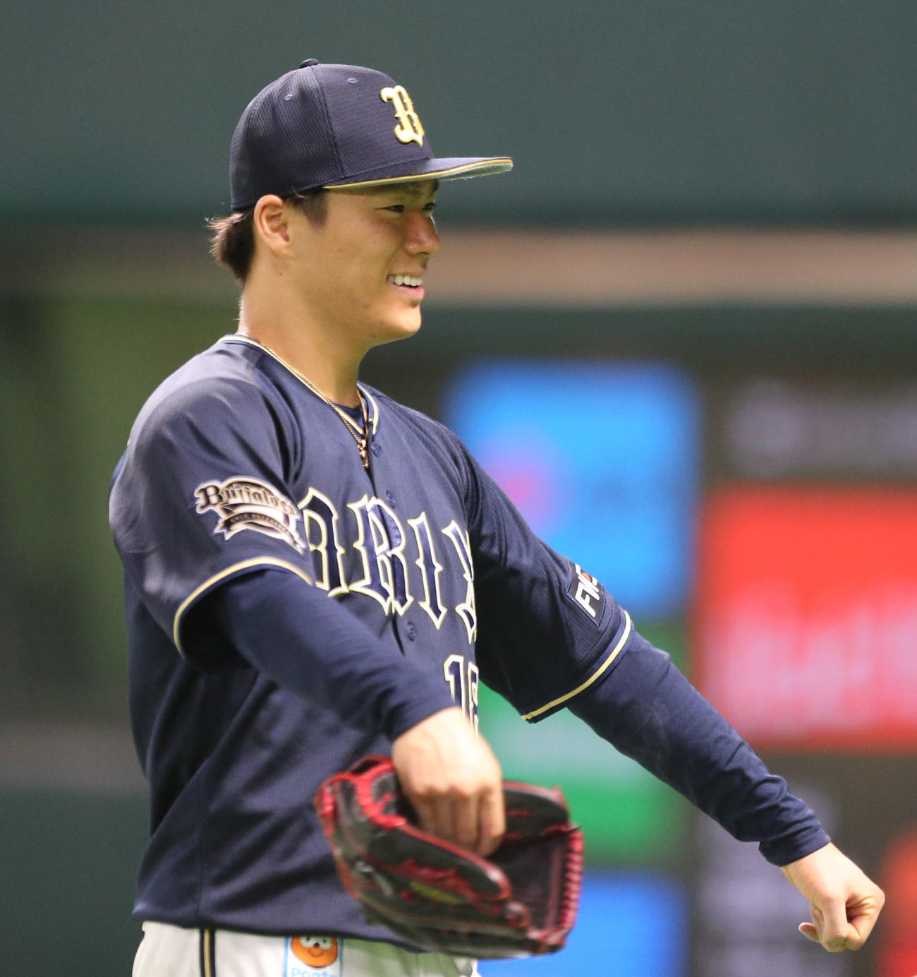 ソフトバンク対オリックス　7回裏を投げ終え笑顔でベンチに戻る山本（撮影・屋方直哉）
