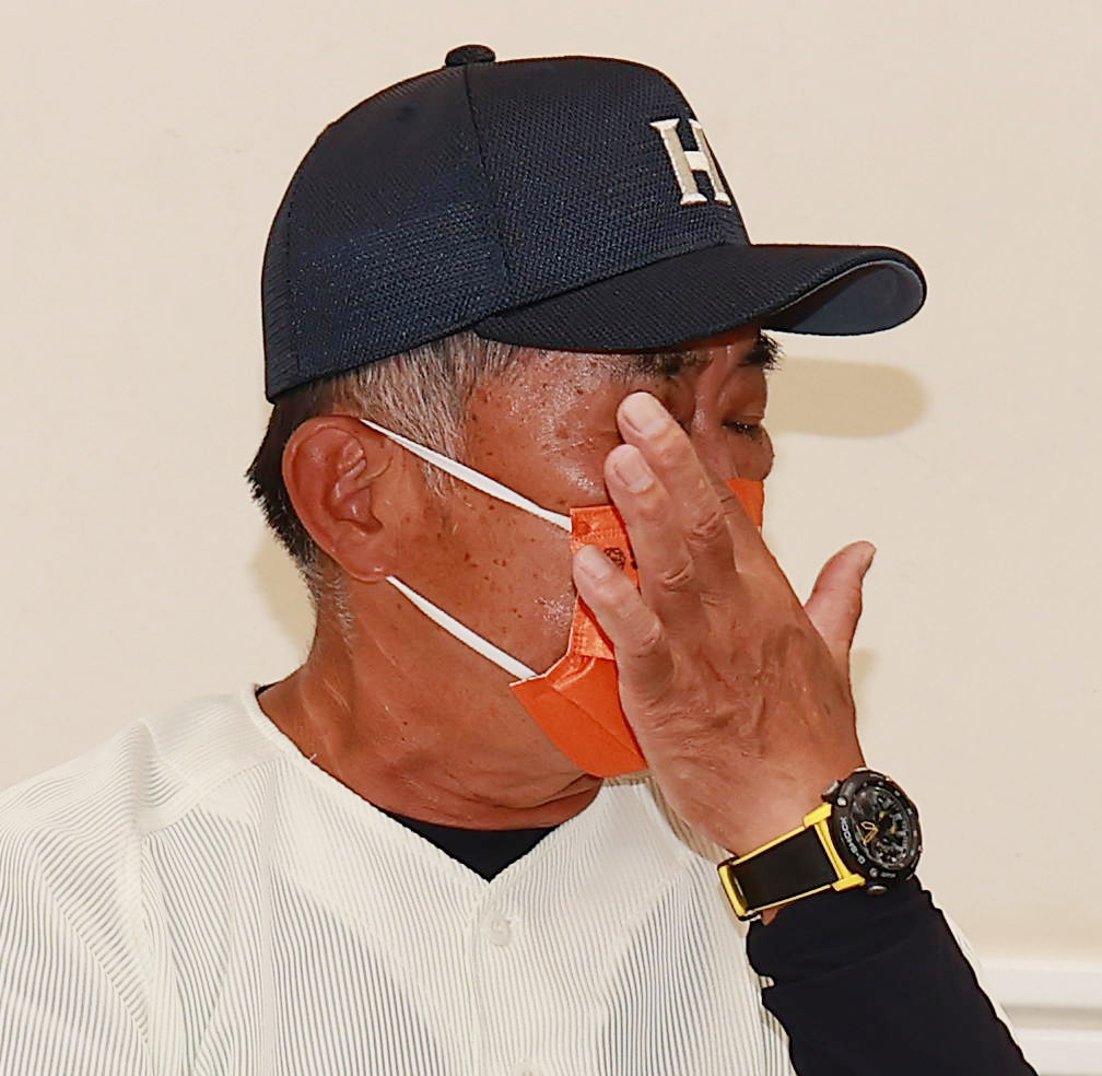 法大対立大　新型コロナウイルス感染症のクラスター発生の影響で、リーグ戦への参加が遅れていた法大・加藤監督は初戦後の会見で涙ぐむ（撮影・野上伸悟）