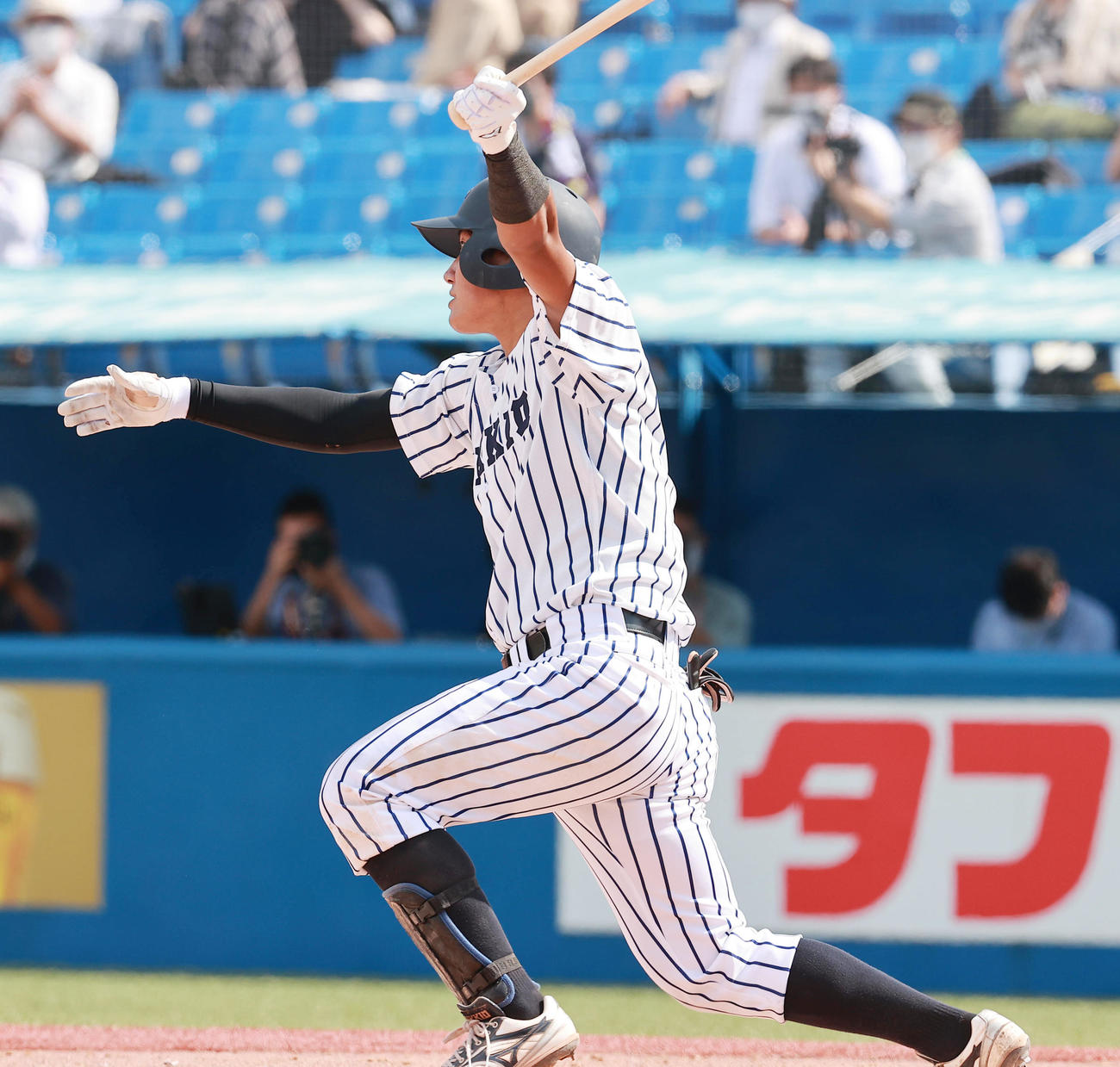 法大対立大　6回裏立大2死二塁、中適時二塁打を放つ東（撮影・野上伸悟）