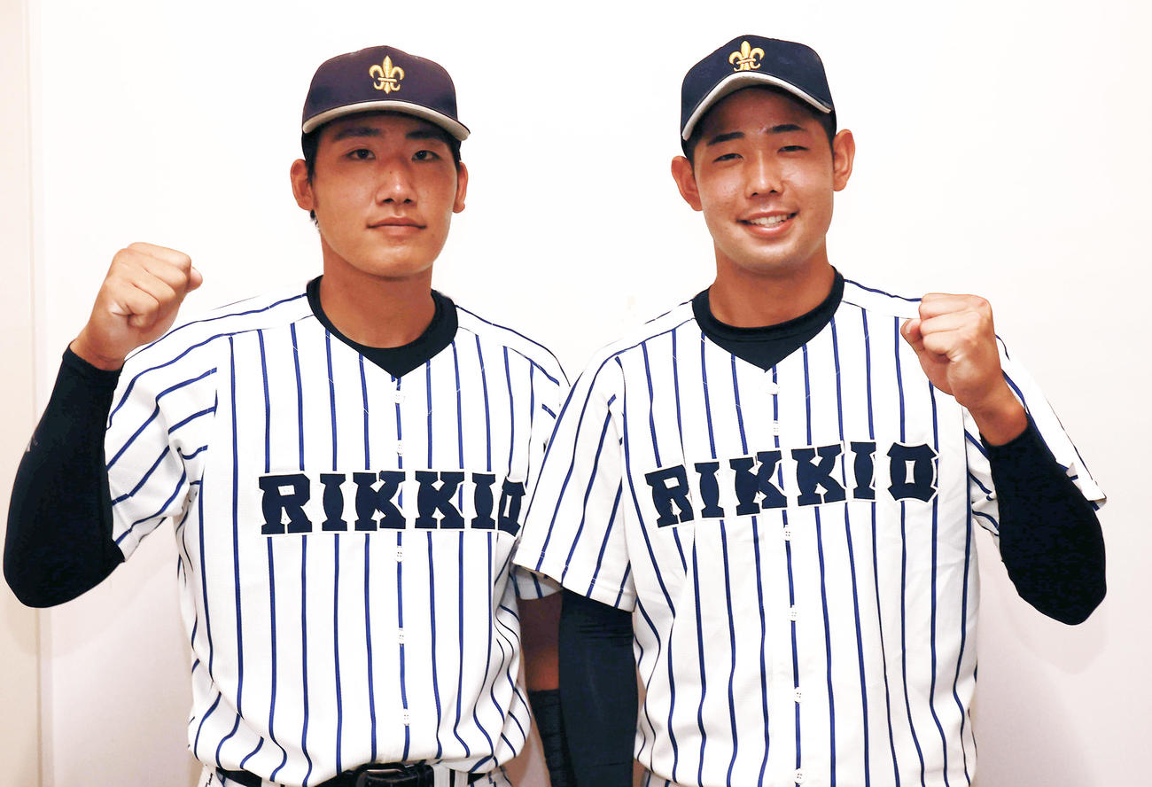 法大対立大　8－3で勝利しガッツポーズの立大・東（左）と池田陽（撮影・野上伸悟）