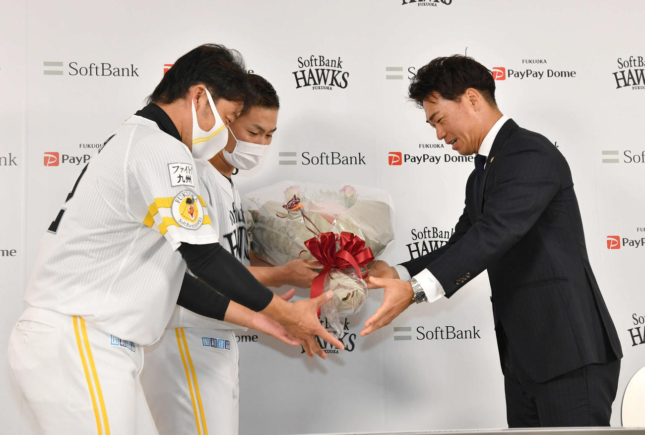 引退会見で左から高谷、中村晃から花束を受け取る長谷川（撮影・岩下翔太）