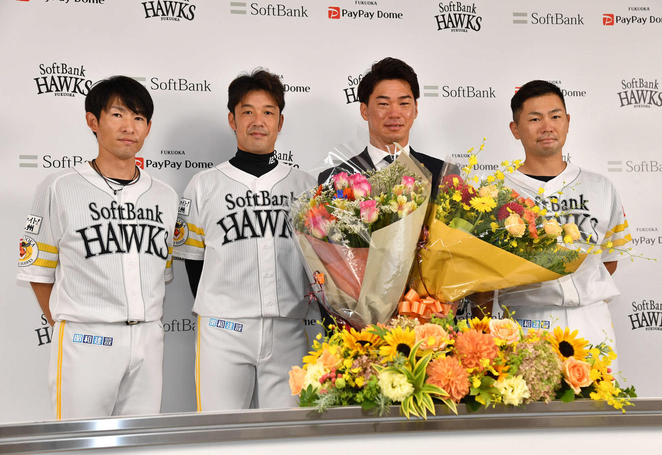 引退会見で左から本多コーチ、高谷、ひとりおいて中村晃と記念撮影をする長谷川（撮影・岩下翔太）