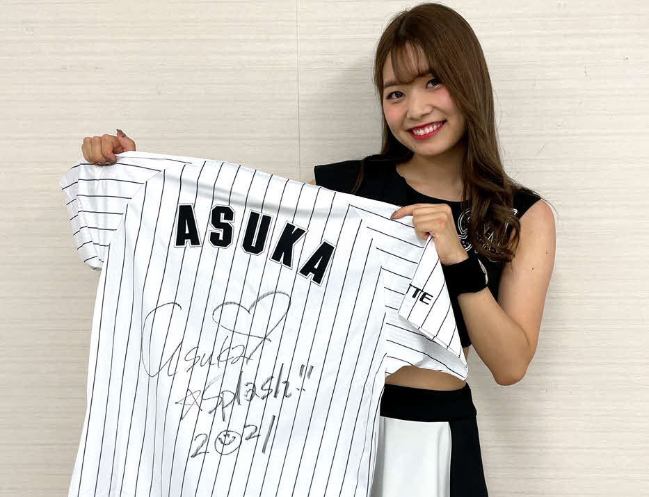 ロッテは公式チアパフォーマー「M☆Splash!!」の直筆サイン入りユニホームセットを受注販売する（球団提供）