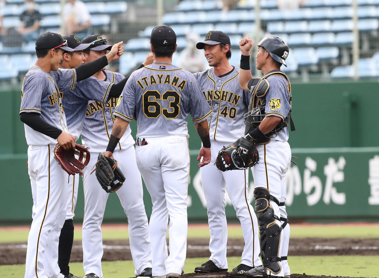 ロッテとのファーム日本選手権を制し、マウンドでタッチを交わす阪神ナイン（撮影・梅根麻紀）