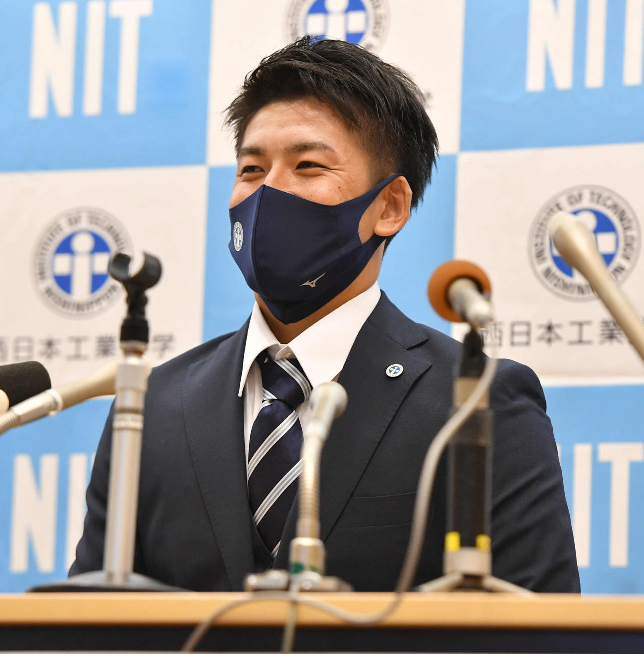 ドラフト中継のリハーサルで報道陣と談笑する西日本工大・隅田（撮影・岩下翔太）